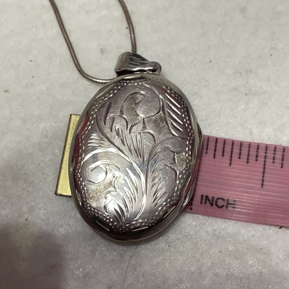 Vintage sterling silver locket on a sterling chain 16” - Picture 12 of 12